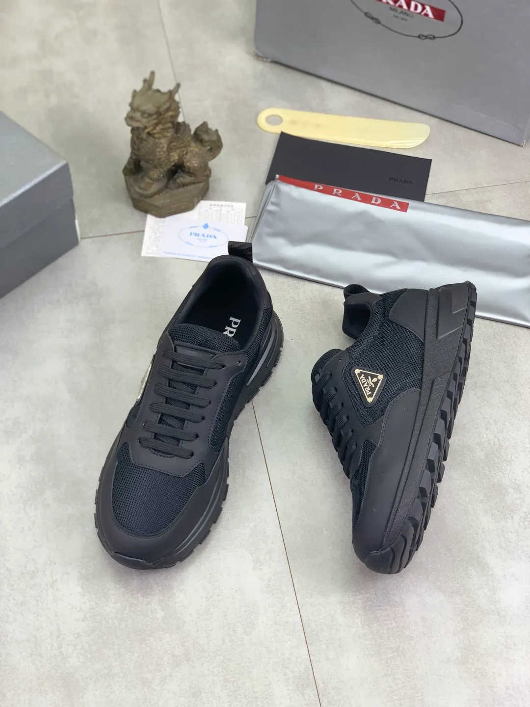 Men's shoes 💰P560💰[New style] popular models are on the official website, 🆘 Trendy brand (Prada) mainly promotes popular models, avant-garde and versatile fashion men's shoes private version mold opening, cowhide surface splicing 1:1.. Fashionable and simple, original imported cowhide lining cowhide feet; the atmosphere and personality are more fashionable, eye-catching and pursuing class. It will subvert the old idea and be a must-have for fashionistas with you! Must keep it for yourself! Tall and comfortable, large and low, high-end quality workmanship. Code number: 38-45 3️⃣optional.